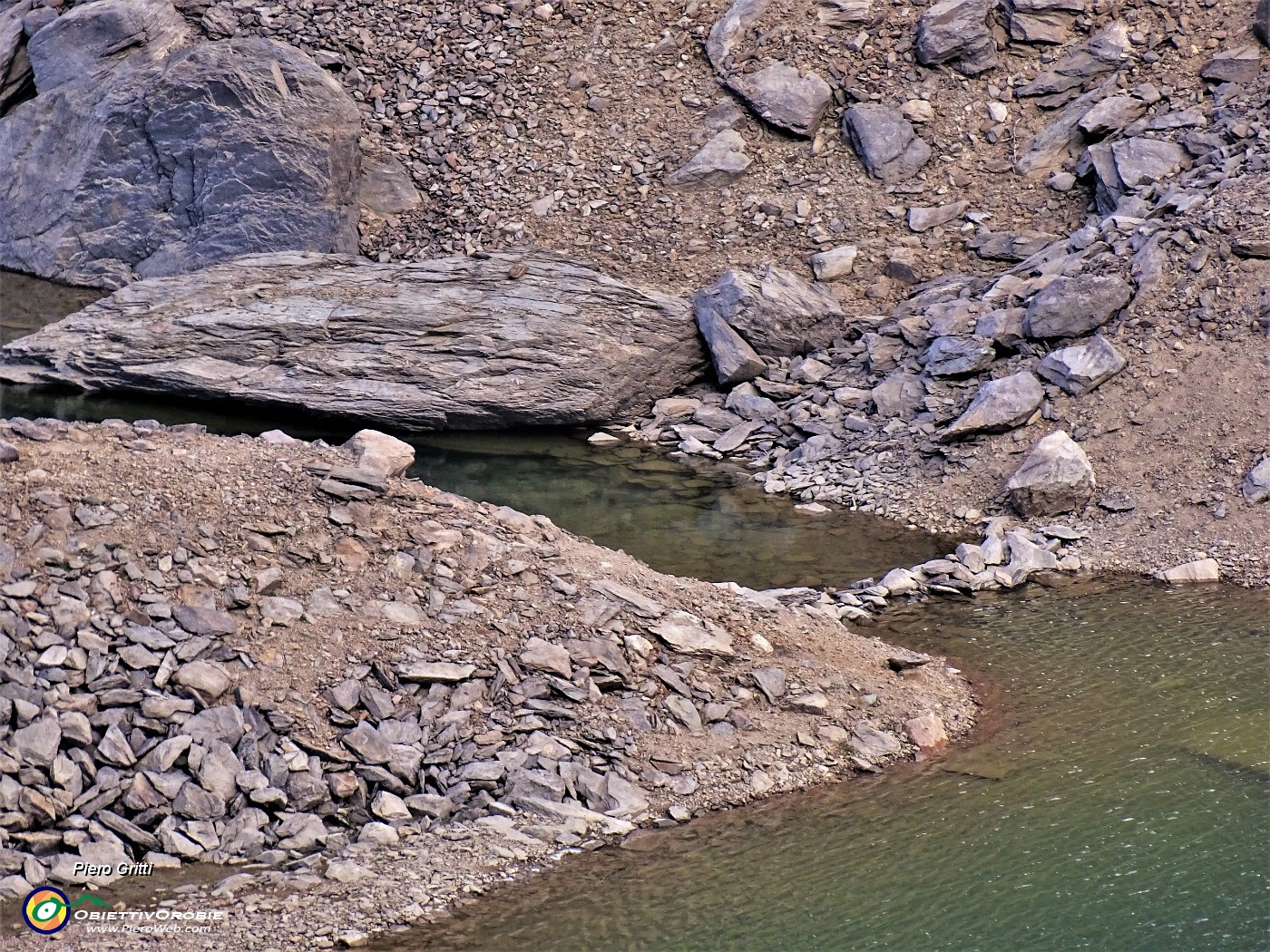 41 Zoom sulla ormai fatta congiunzione dei Laghi Gemelli.JPG